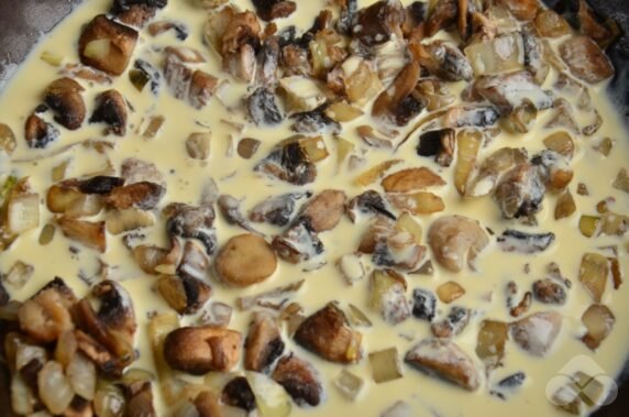 Семга с грибами и сливками в духовке – фото приготовления рецепта, шаг 3