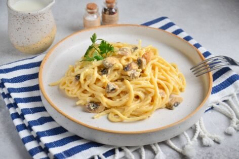 Спагетти в соусе с грибами и сыром