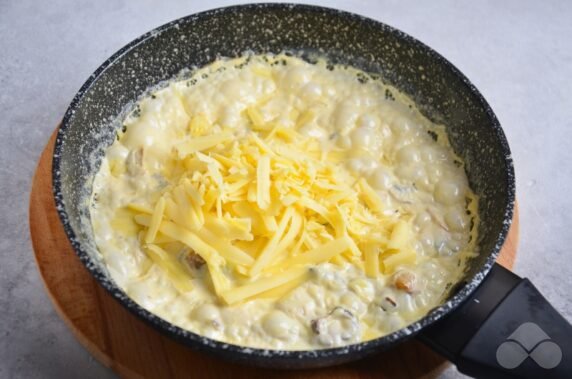 Спагетти в соусе с грибами и сыром – фото приготовления рецепта, шаг 3