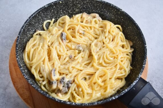 Спагетти в соусе с грибами и сыром – фото приготовления рецепта, шаг 4