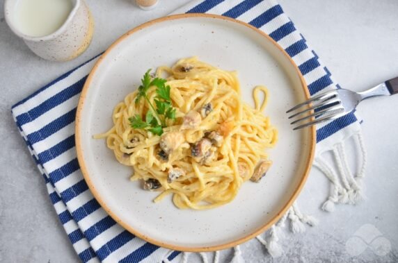 Спагетти в соусе с грибами и сыром – фото приготовления рецепта, шаг 5