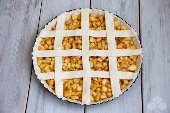 Яблочный пирог из слоеного теста – фото приготовления рецепта, шаг 7