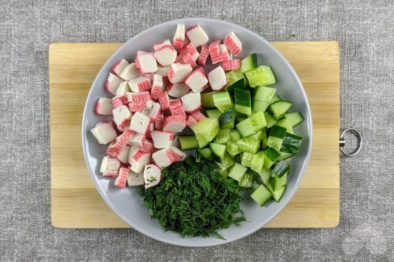 Салат с крабовыми палочками, огурцами и горошком – фото приготовления рецепта, шаг 1