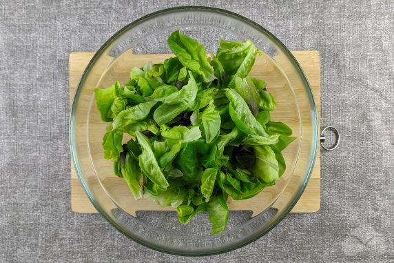 Салат с крабовыми палочками, огурцами и горошком – фото приготовления рецепта, шаг 2