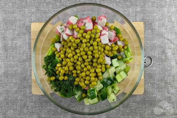 Салат с крабовыми палочками, огурцами и горошком – фото приготовления рецепта, шаг 4