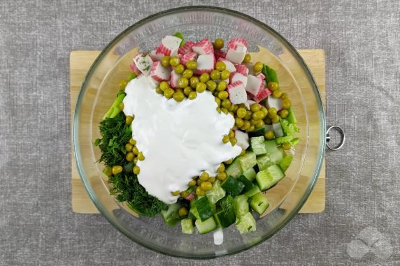 Салат с крабовыми палочками, огурцами и горошком – фото приготовления рецепта, шаг 5