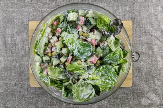 Салат с крабовыми палочками, огурцами и горошком – фото приготовления рецепта, шаг 6