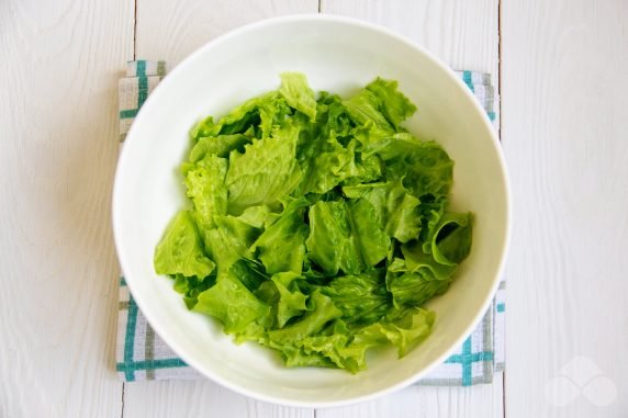 Свежий салат с фасолью и сухариками – фото приготовления рецепта, шаг 2