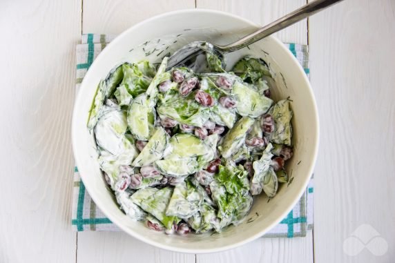 Свежий салат с фасолью и сухариками – фото приготовления рецепта, шаг 6