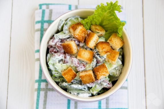Свежий салат с фасолью и сухариками – фото приготовления рецепта, шаг 7