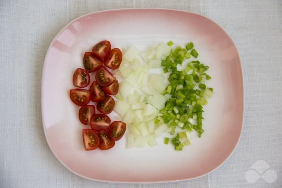 Салат с чечевицей, помидорами и гранатом – фото приготовления рецепта, шаг 1