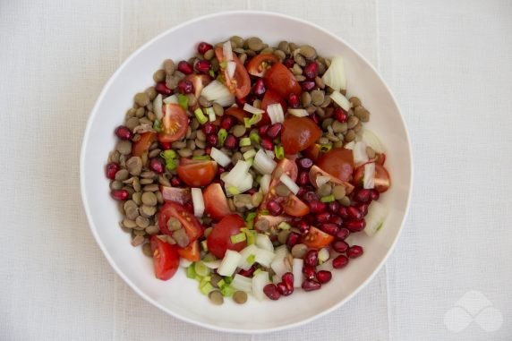Салат с чечевицей, помидорами и гранатом – фото приготовления рецепта, шаг 2
