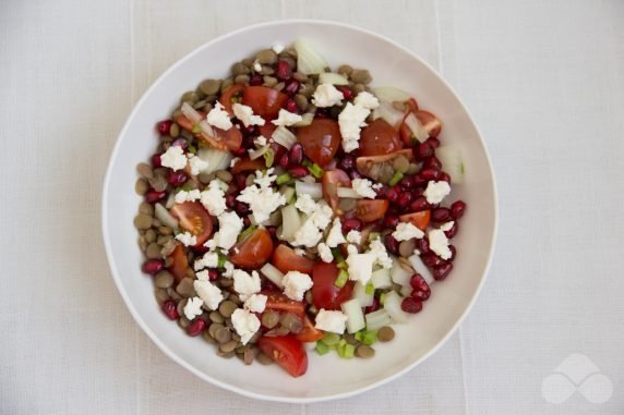 Салат с чечевицей, помидорами и гранатом – фото приготовления рецепта, шаг 3