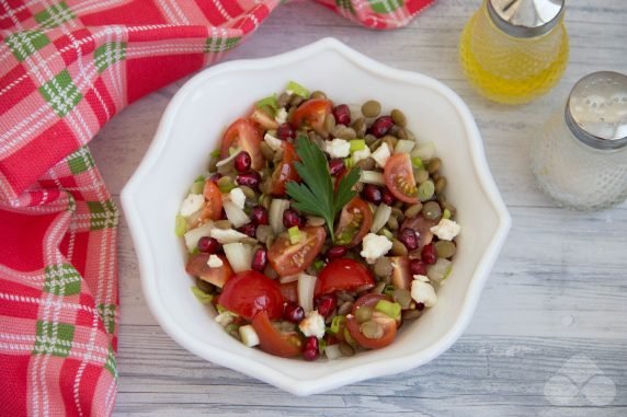 Салат с чечевицей, помидорами и гранатом – фото приготовления рецепта, шаг 4