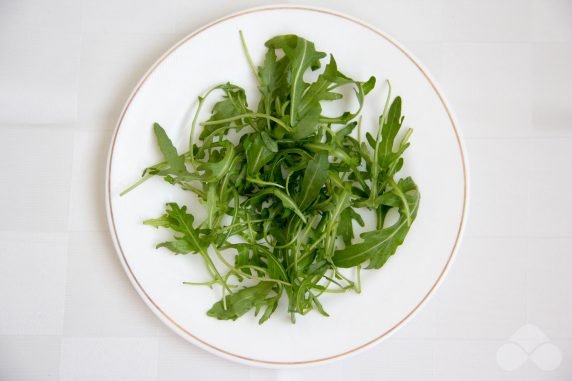 Салат из клубники, рукколы и пармезана – фото приготовления рецепта, шаг 1
