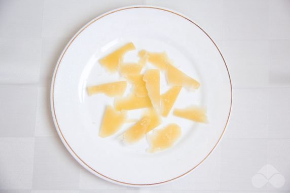Салат из клубники, рукколы и пармезана – фото приготовления рецепта, шаг 3