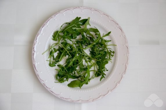 Салат из клубники, рукколы и пармезана – фото приготовления рецепта, шаг 4
