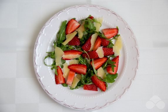 Салат из клубники, рукколы и пармезана – фото приготовления рецепта, шаг 5