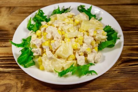 Праздничный салат с курицей, ананасом и кукурузой