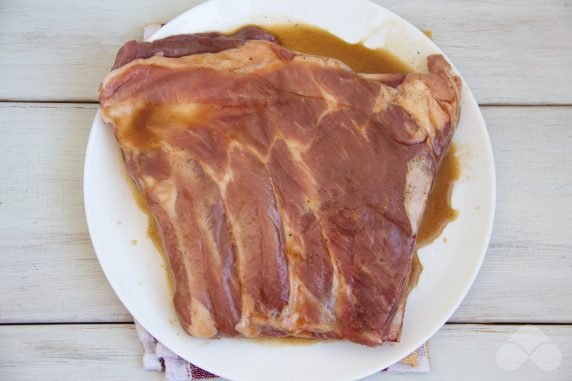 Свиные ребрышки, запеченные в медово-соевом соусе – фото приготовления рецепта, шаг 4