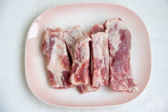 Свиные ребра с черносливом в духовке – фото приготовления рецепта, шаг 1