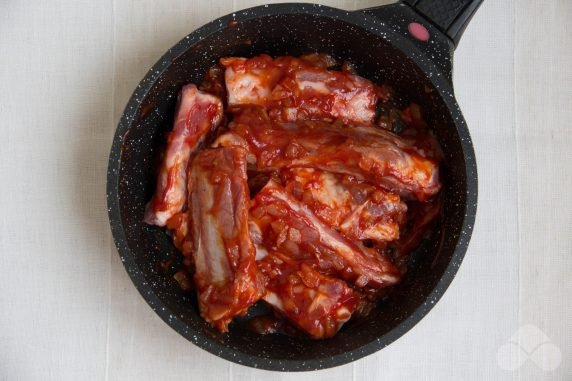 Свиные ребра с черносливом в духовке – фото приготовления рецепта, шаг 6