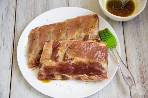 Свиные ребрышки в медово-горчичном соусе в духовке – фото приготовления рецепта, шаг 4