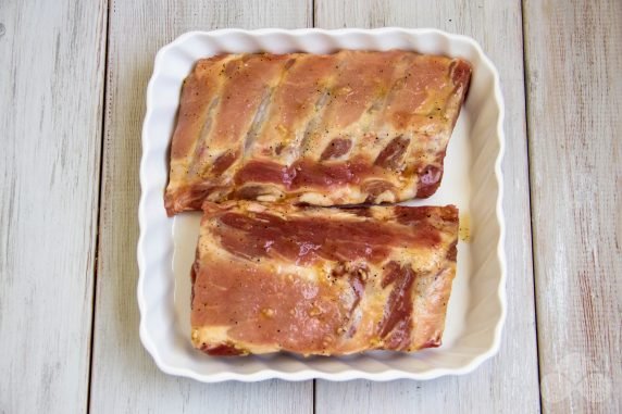 Свиные ребрышки в медово-горчичном соусе в духовке – фото приготовления рецепта, шаг 5