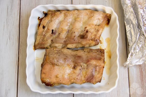 Свиные ребрышки в медово-горчичном соусе в духовке – фото приготовления рецепта, шаг 6