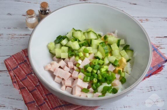 Салат с ветчиной, яйцом и сыром – фото приготовления рецепта, шаг 2