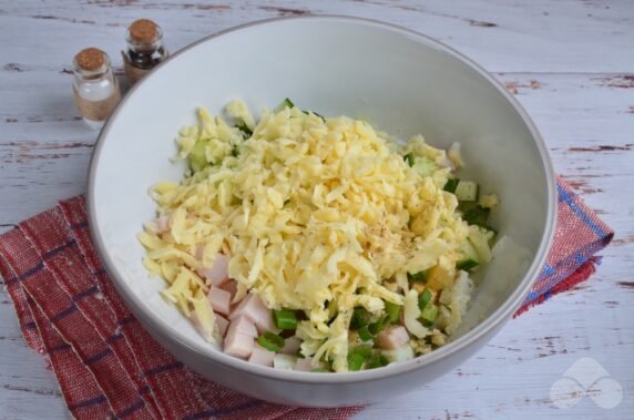 Салат с ветчиной, яйцом и сыром – фото приготовления рецепта, шаг 3