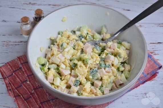 Салат с ветчиной, яйцом и сыром – фото приготовления рецепта, шаг 4