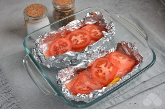 Семга с помидорами и сыром в духовке – фото приготовления рецепта, шаг 3