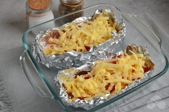 Семга с помидорами и сыром в духовке – фото приготовления рецепта, шаг 4