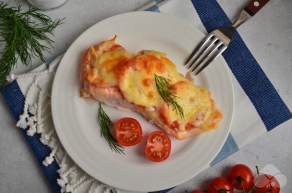 Семга с помидорами и сыром в духовке – фото приготовления рецепта, шаг 5