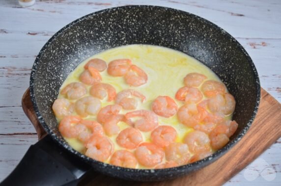 Спагетти с креветками в сливочном соусе – фото приготовления рецепта, шаг 3