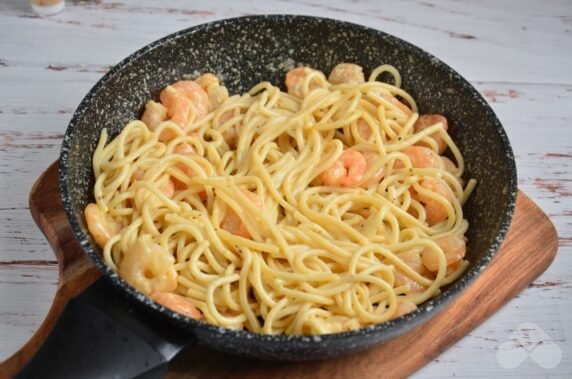 Спагетти с креветками в сливочном соусе – фото приготовления рецепта, шаг 5