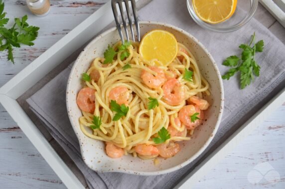 Спагетти с креветками в сливочном соусе – фото приготовления рецепта, шаг 6
