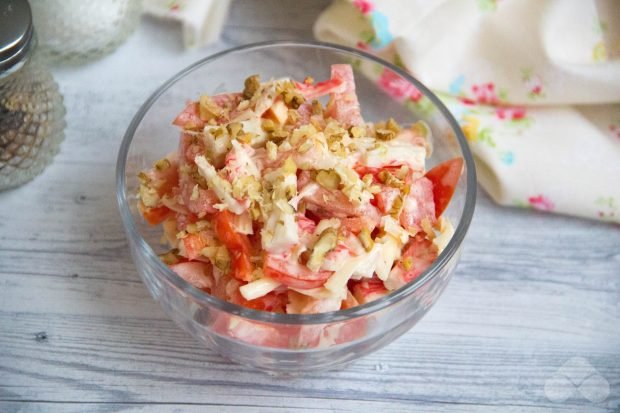 Крабовый салат с помидорами и грецкими орехами