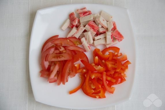 Крабовый салат с помидорами и грецкими орехами – фото приготовления рецепта, шаг 1