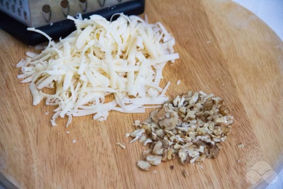 Крабовый салат с помидорами и грецкими орехами – фото приготовления рецепта, шаг 2