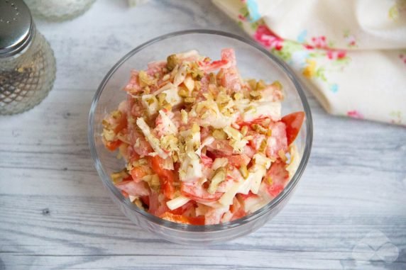 Крабовый салат с помидорами и грецкими орехами – фото приготовления рецепта, шаг 3