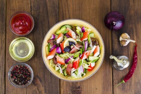 Салат с крабовыми палочками и свежими овощами