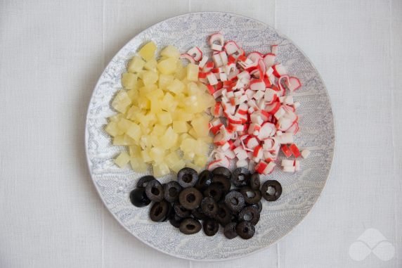 Салат с крабовыми палочками и ананасом – фото приготовления рецепта, шаг 3