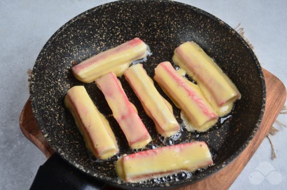 Жареные крабовые палочки в кляре – фото приготовления рецепта, шаг 4