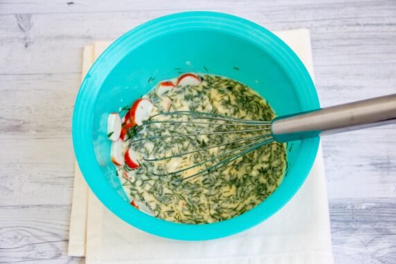 Омлет с крабовыми палочками и зеленью – фото приготовления рецепта, шаг 2