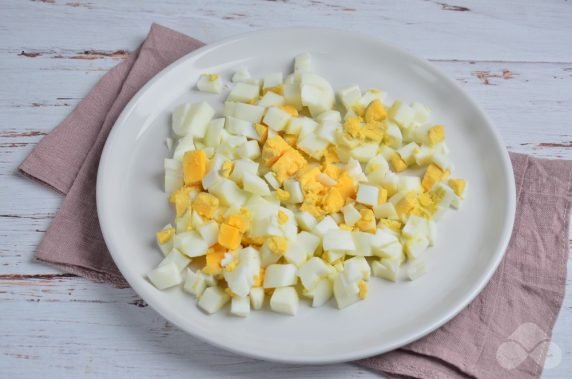 Салат с крабовыми палочками, редиской и зеленью – фото приготовления рецепта, шаг 1