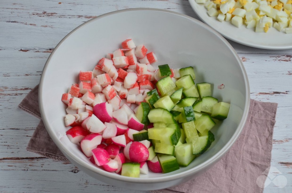 Салат с крабовыми палочками, редиской и зеленью – простой и вкусный рецепт  с фото (пошагово)