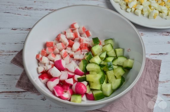 Салат с крабовыми палочками, редиской и зеленью – фото приготовления рецепта, шаг 2