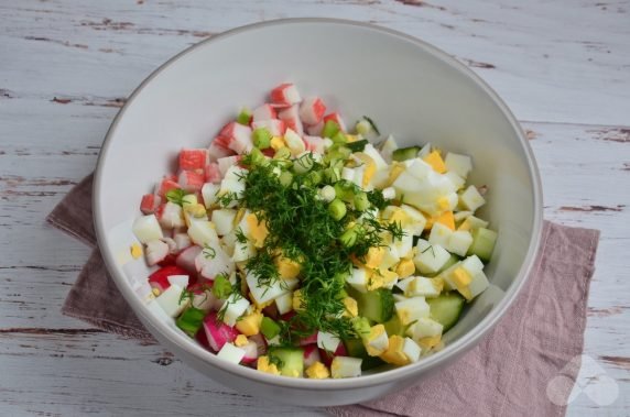 Салат с крабовыми палочками, редиской и зеленью – фото приготовления рецепта, шаг 3